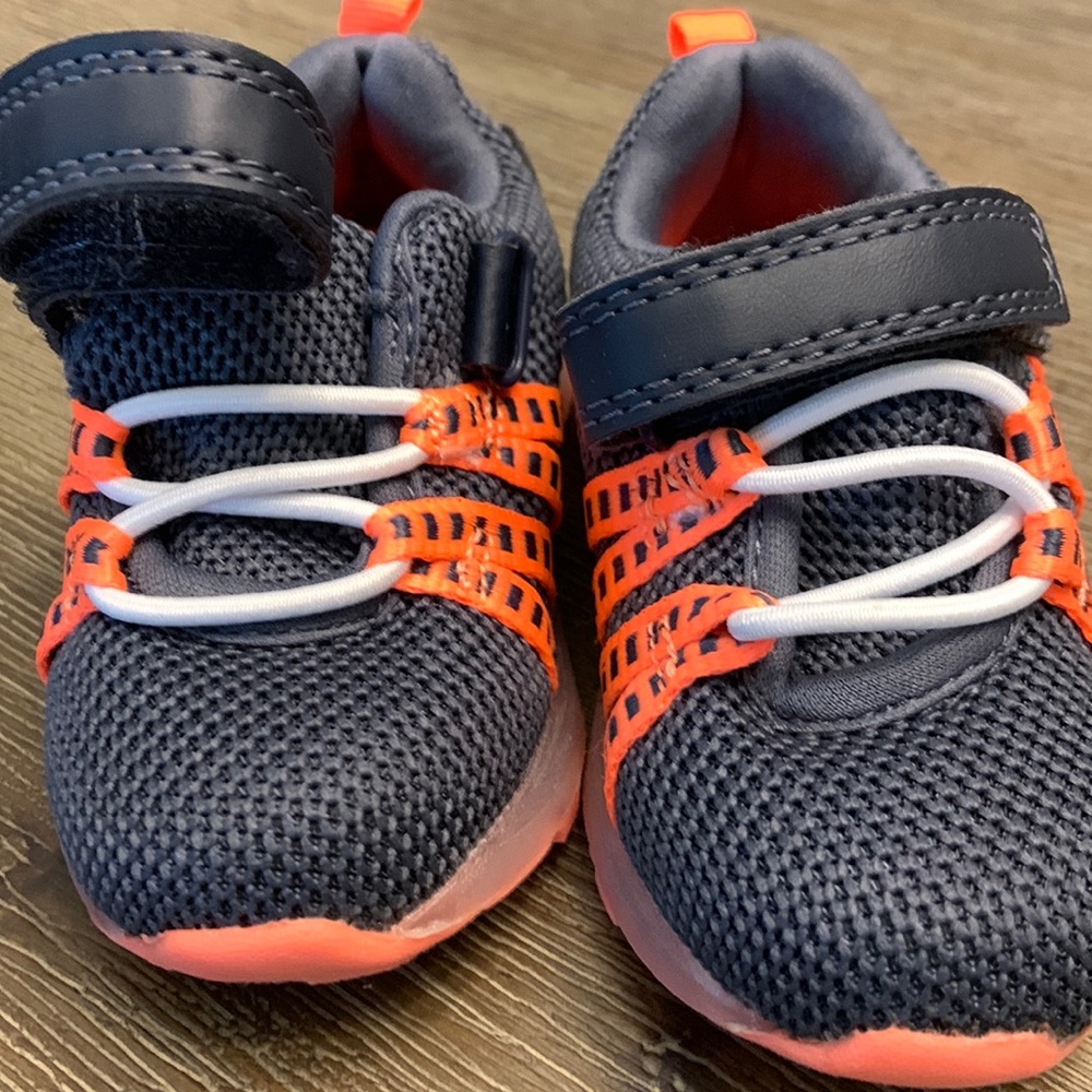 Size 4 baby/toddler shoes light up at bottom